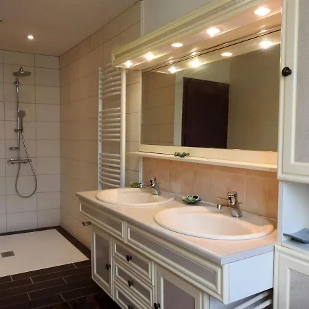 Maison Typique Au Pied Du Chateau De Avec Cheminee, Grand Jardin Et Equipements Modernes - Fr-1-611-57 Holiday home *